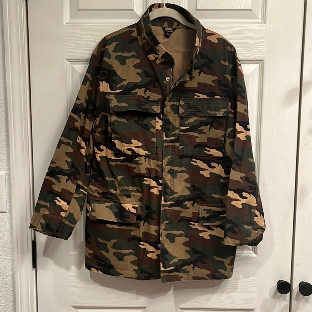 Haoduoyi brand size L zip & snap front jacket. Camo print